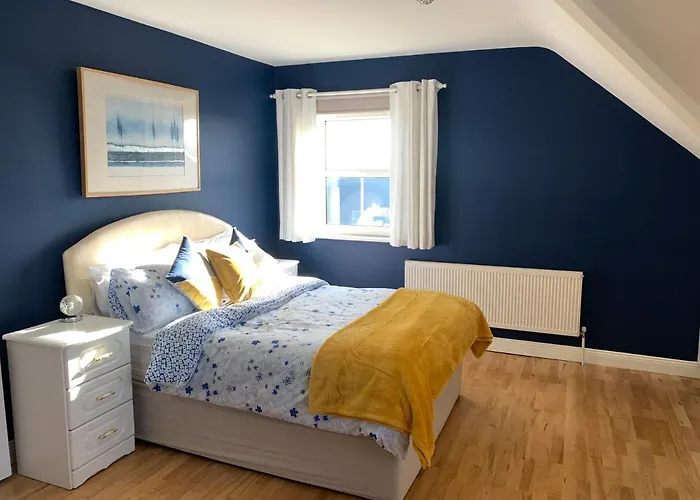 Seascape On The Edge Of Town: 4 Beds All Ensuite.