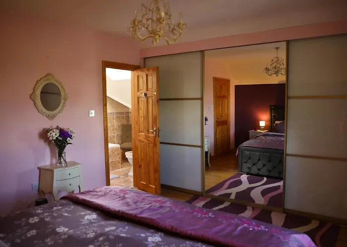 Seascape On The Edge Of Town: 4 Beds All Ensuite.