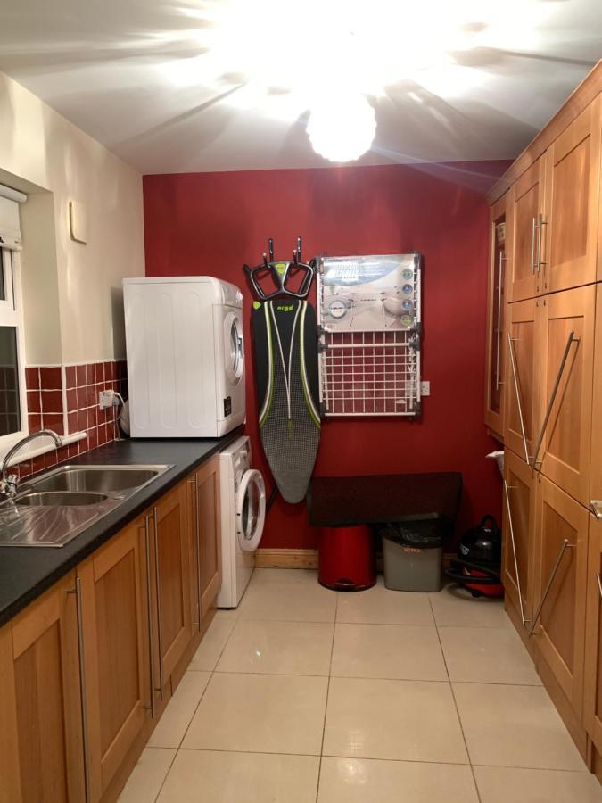 Seascape On The Edge Of Town: 4 Beds Ensuite.