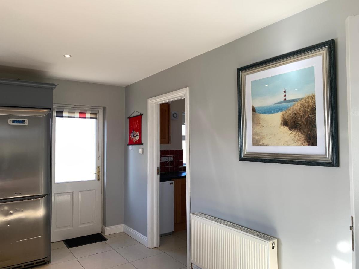 Seascape On The Edge Of Town: 4 Beds Ensuite. Holiday home Belmullet
