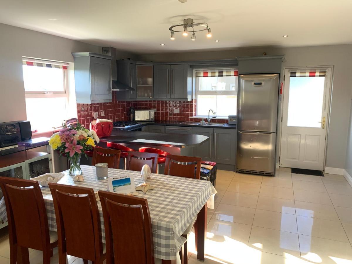 Seascape On The Edge Of Town: 4 Beds Ensuite. Holiday home Belmullet