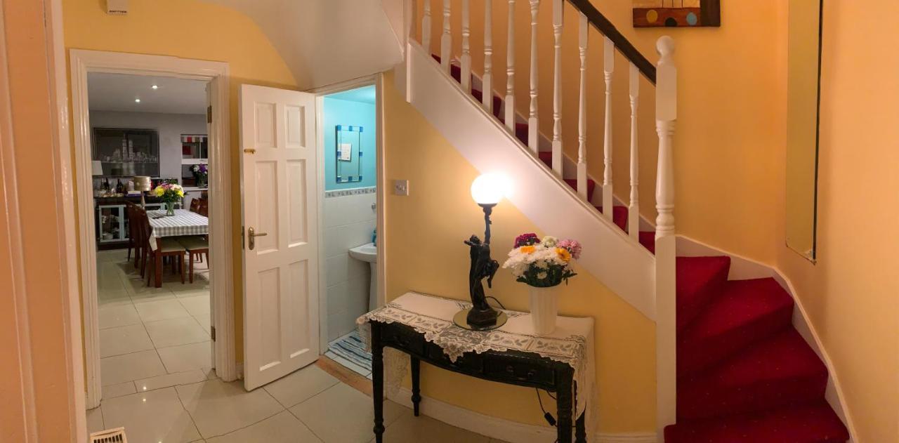 Seascape On The Edge Of Town: 4 Beds Ensuite. Holiday home