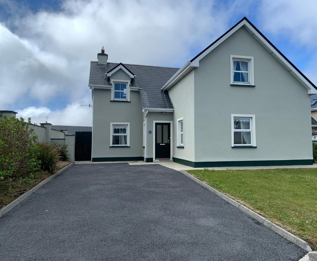 Seascape On The Edge Of Town: 4 Beds Ensuite. Holiday home *
