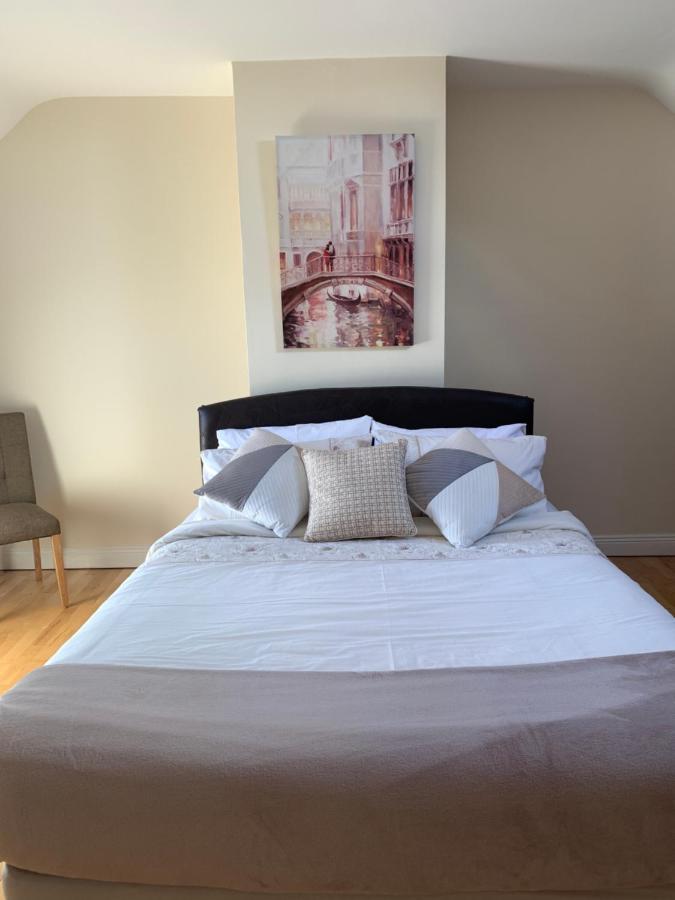 Seascape On The Edge Of Town: 4 Beds Ensuite. *