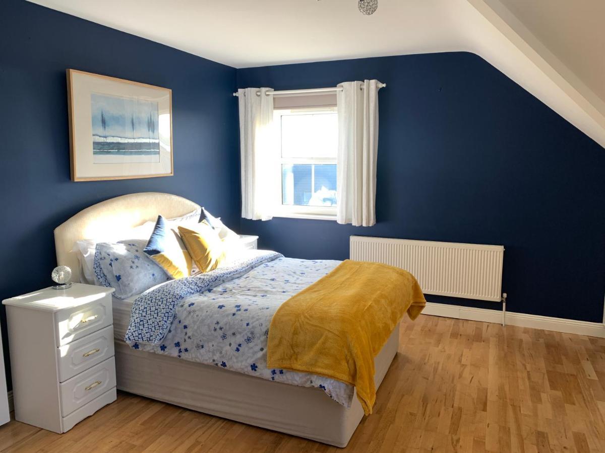 Seascape On The Edge Of Town: 4 Beds Ensuite. *