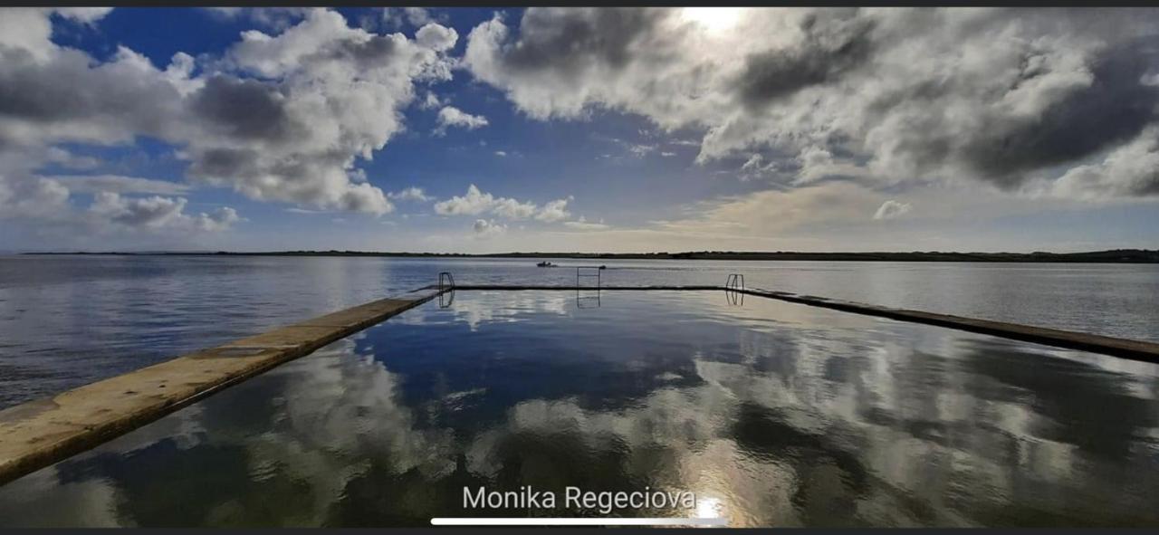 Seascape On The Edge Of Town: 4 Beds Ensuite.
