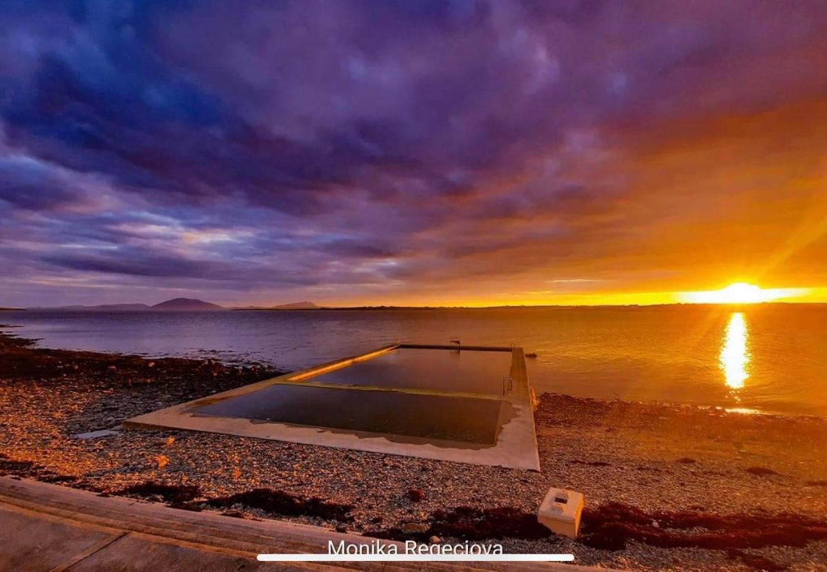 Seascape On The Edge Of Town: 4 Beds Ensuite. Belmullet