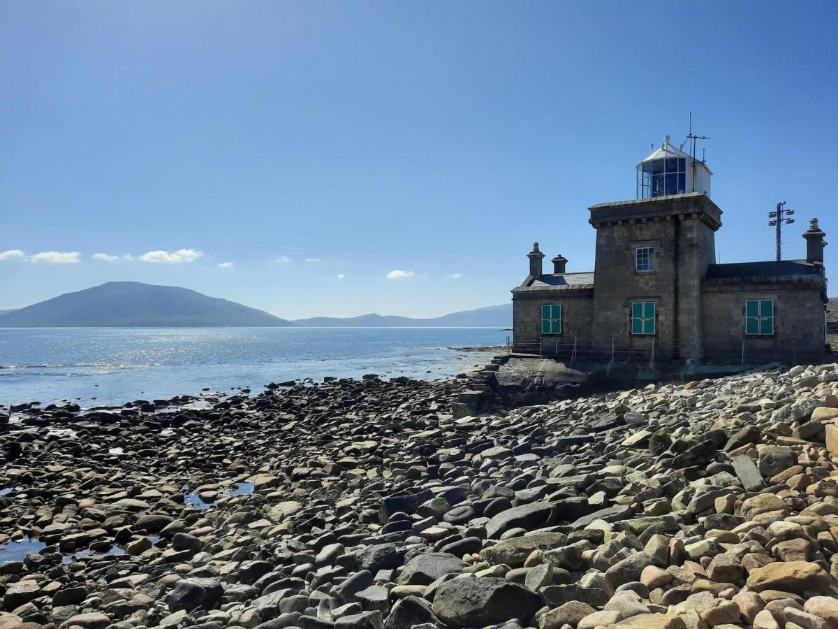 Seascape On The Edge Of Town: 4 Beds Ensuite.