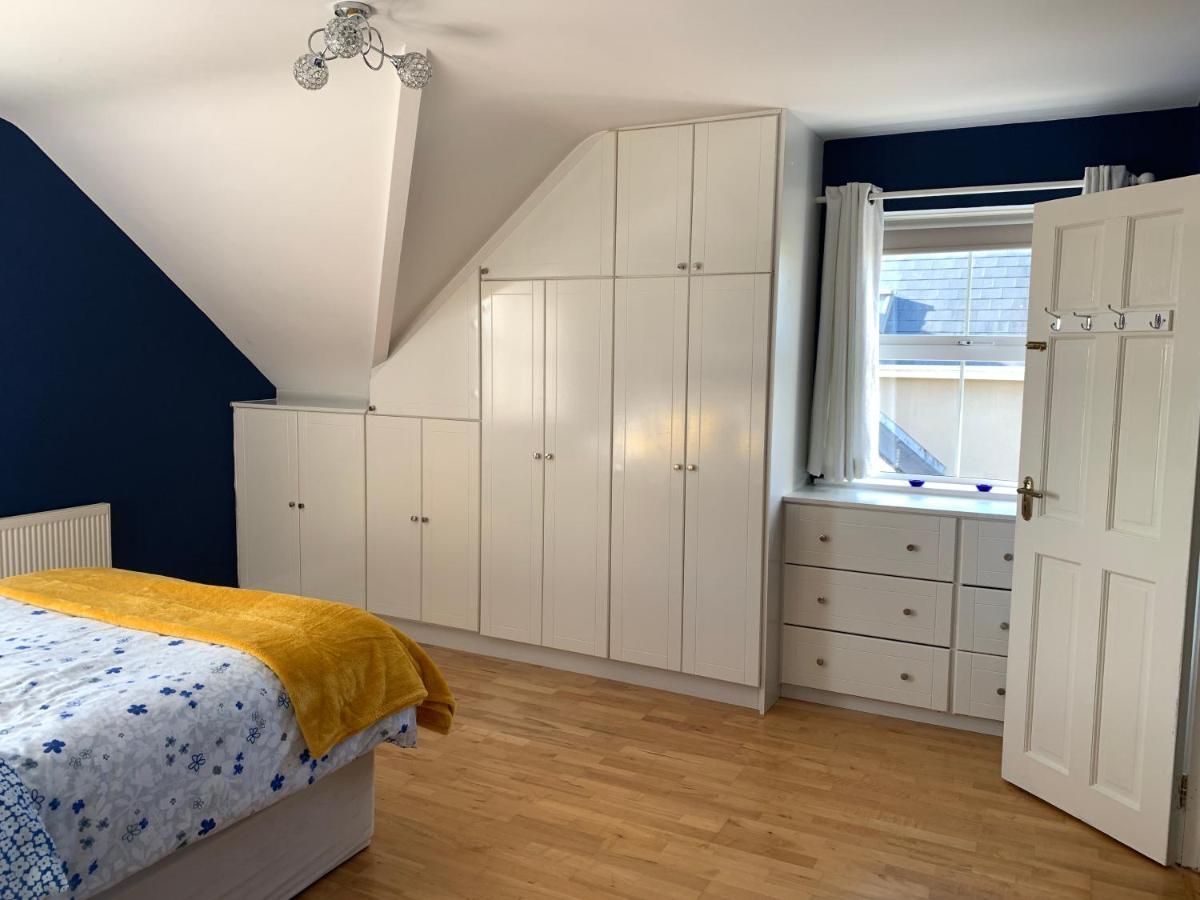Seascape On The Edge Of Town: 4 Beds Ensuite. *