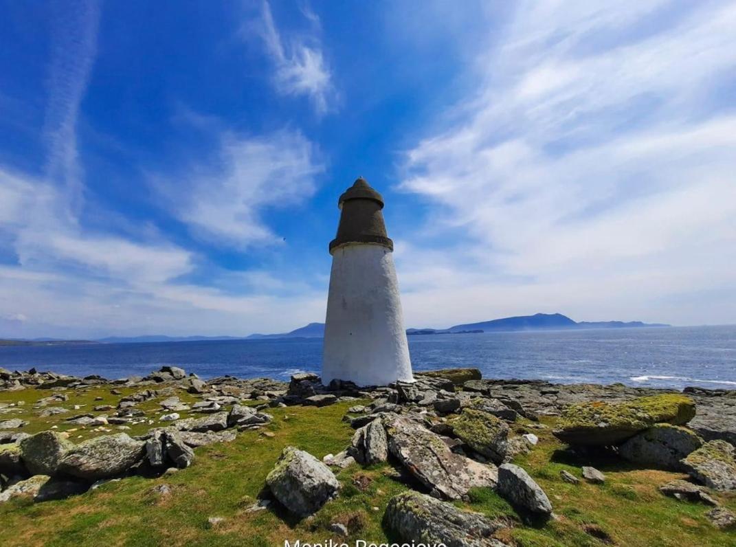 Seascape On The Edge Of Town: 4 Beds Ensuite. Holiday home Belmullet