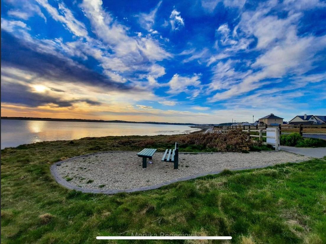 Seascape On The Edge Of Town: 4 Beds Ensuite. Holiday home