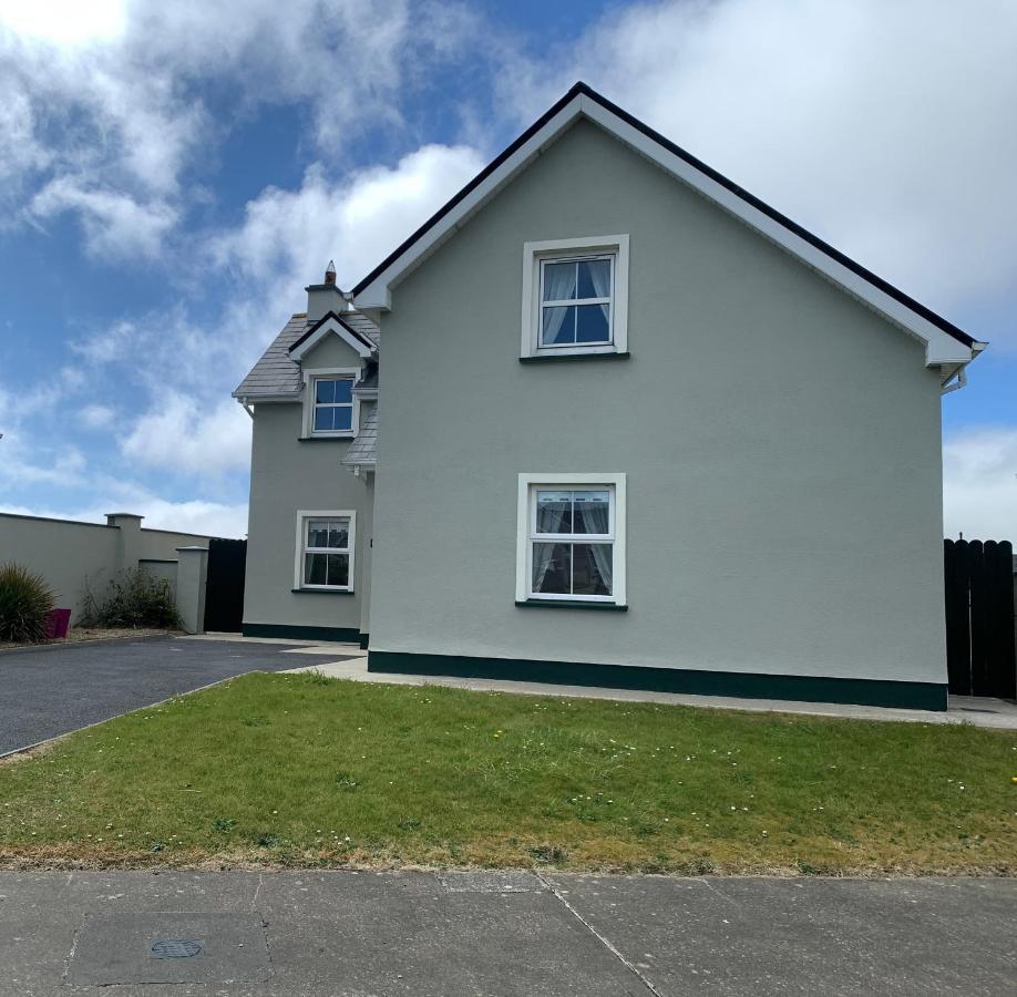 Seascape On The Edge Of Town: 4 Beds Ensuite. Holiday home