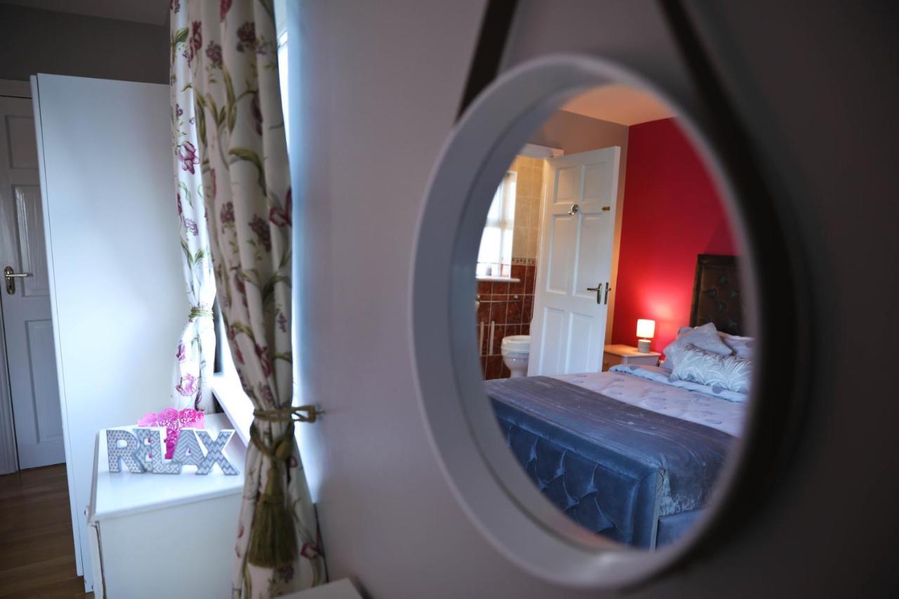 Seascape On The Edge Of Town: 4 Beds Ensuite. Holiday home Belmullet
